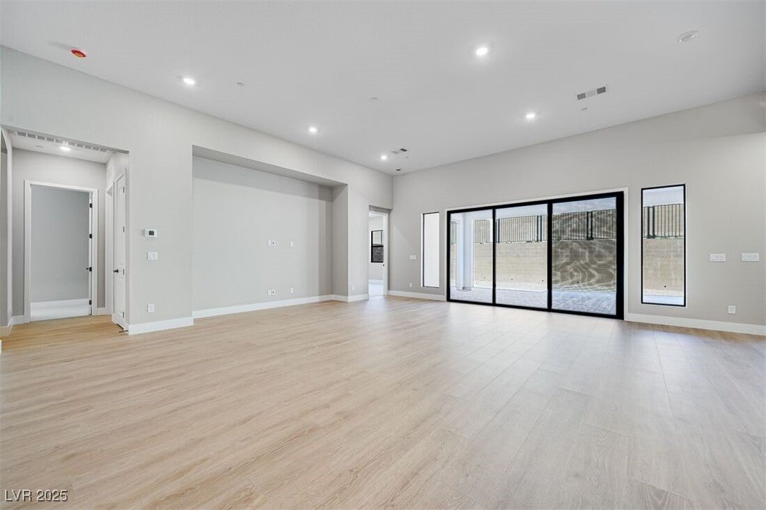 Properties 2 489 Carter House Way
