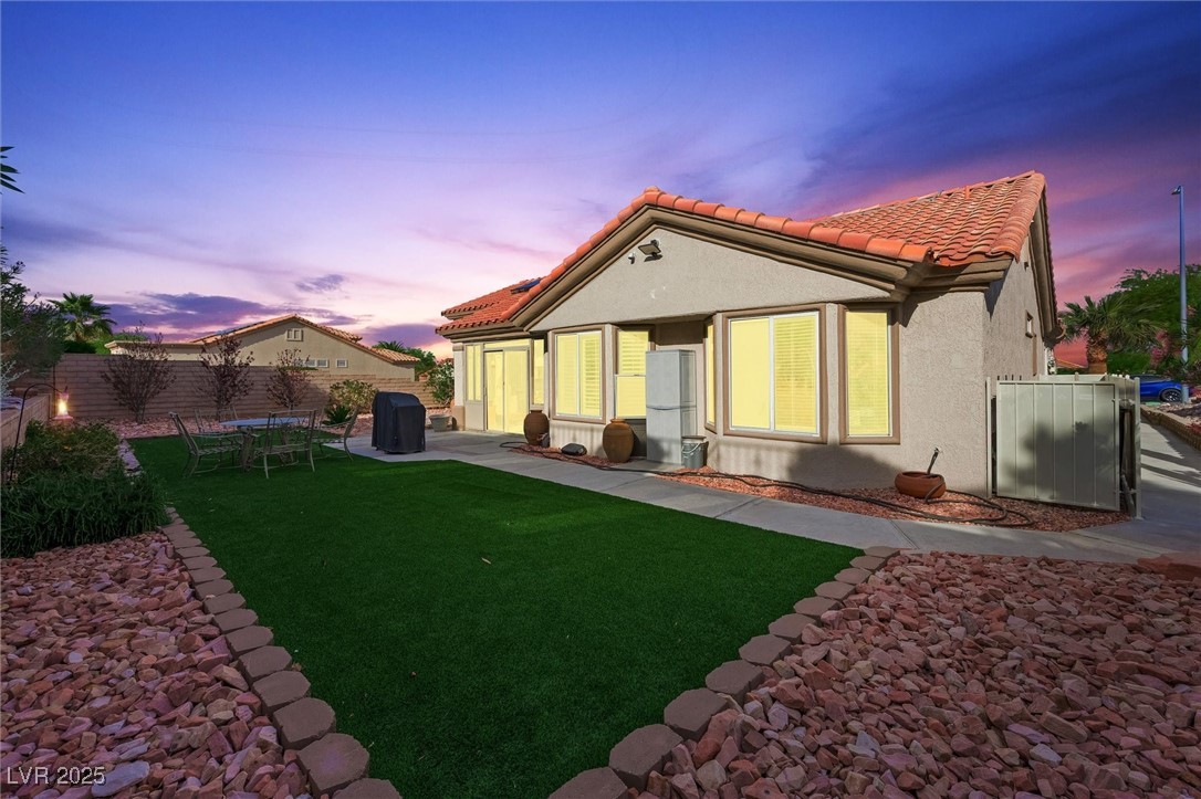 Las Vegas, Nevada 89134, United States, 2 Bedrooms Bedrooms, ,2 BathroomsBathrooms,Residential,Active,206444