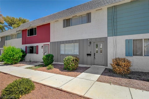 Townhouse For Rent - 573 Greenbriar Townhouse Way<br/> Clark County, Las Vegas, NV 89121