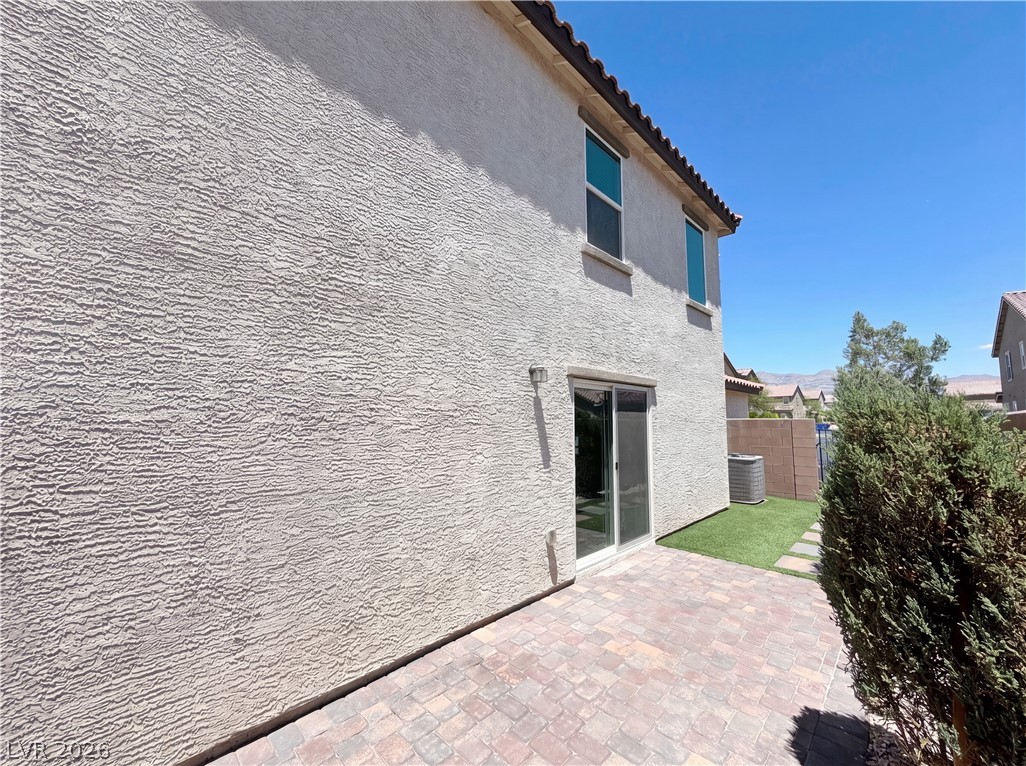 932 E Dorrell