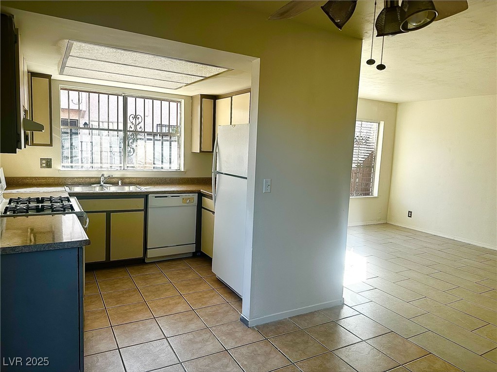 Las Vegas, Nevada 89119, United States, 2 Bedrooms Bedrooms, ,2 BathroomsBathrooms,Residential,Active,94140