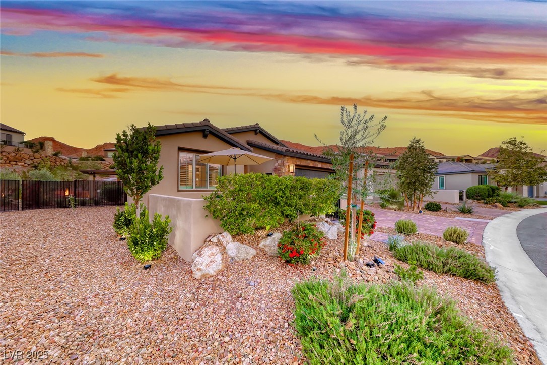 11 Desert Ivy Lane
