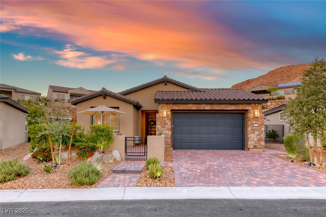 11 Desert Ivy Lane
