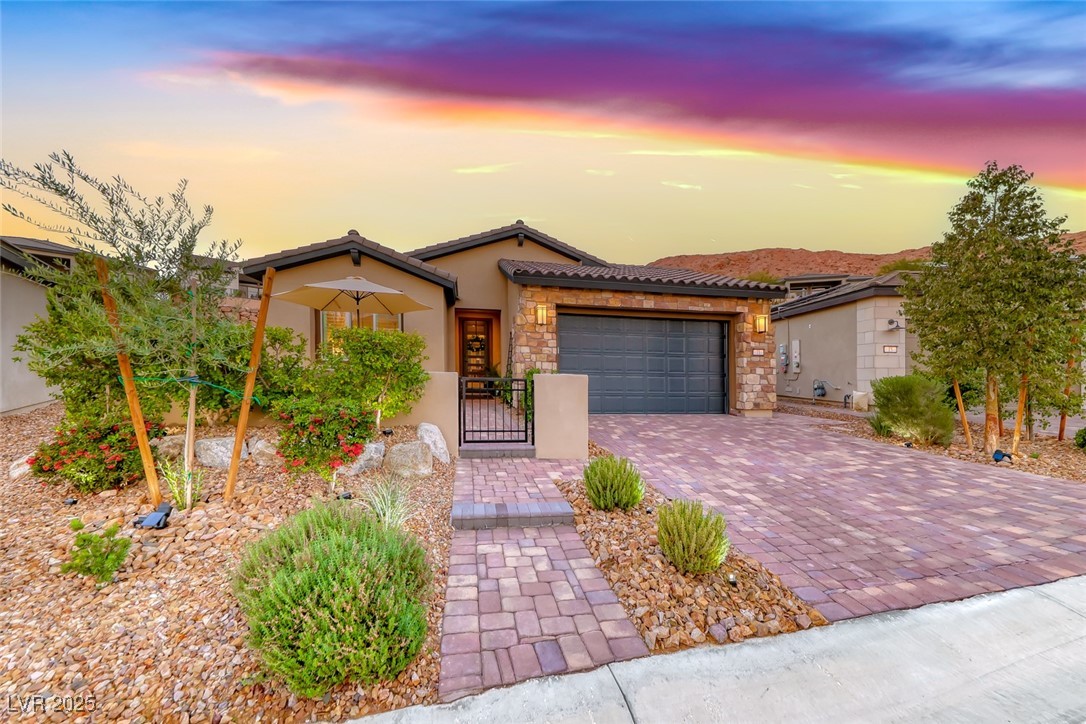 11 Desert Ivy Lane