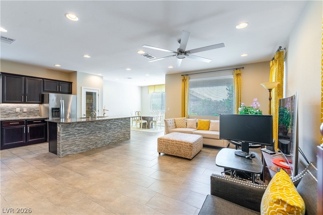 2589 Champagne Topaz Lane