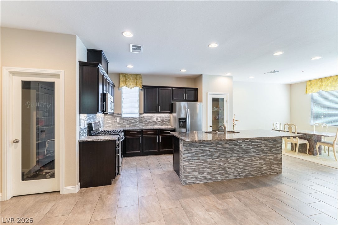 2589 Champagne Topaz Lane