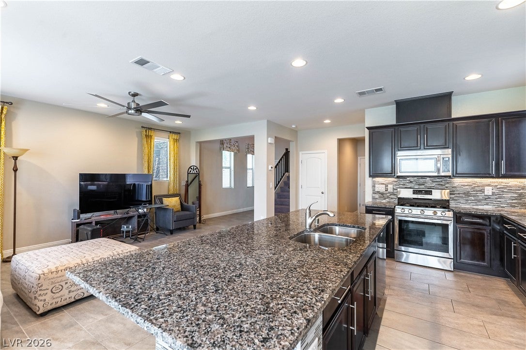 2589 Champagne Topaz Lane