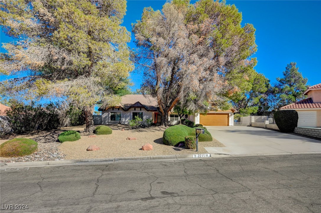 2211 Lucerne Circle, Henderson, Nevada image 3