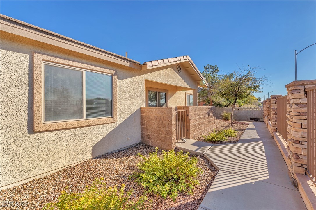 2050 N Los Feliz Street 102