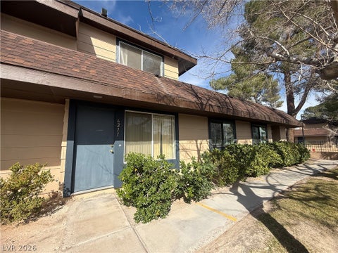Townhouse For Rent - 6211 Meadowhaven Lane<br/> Clark County, Las Vegas, NV 89103