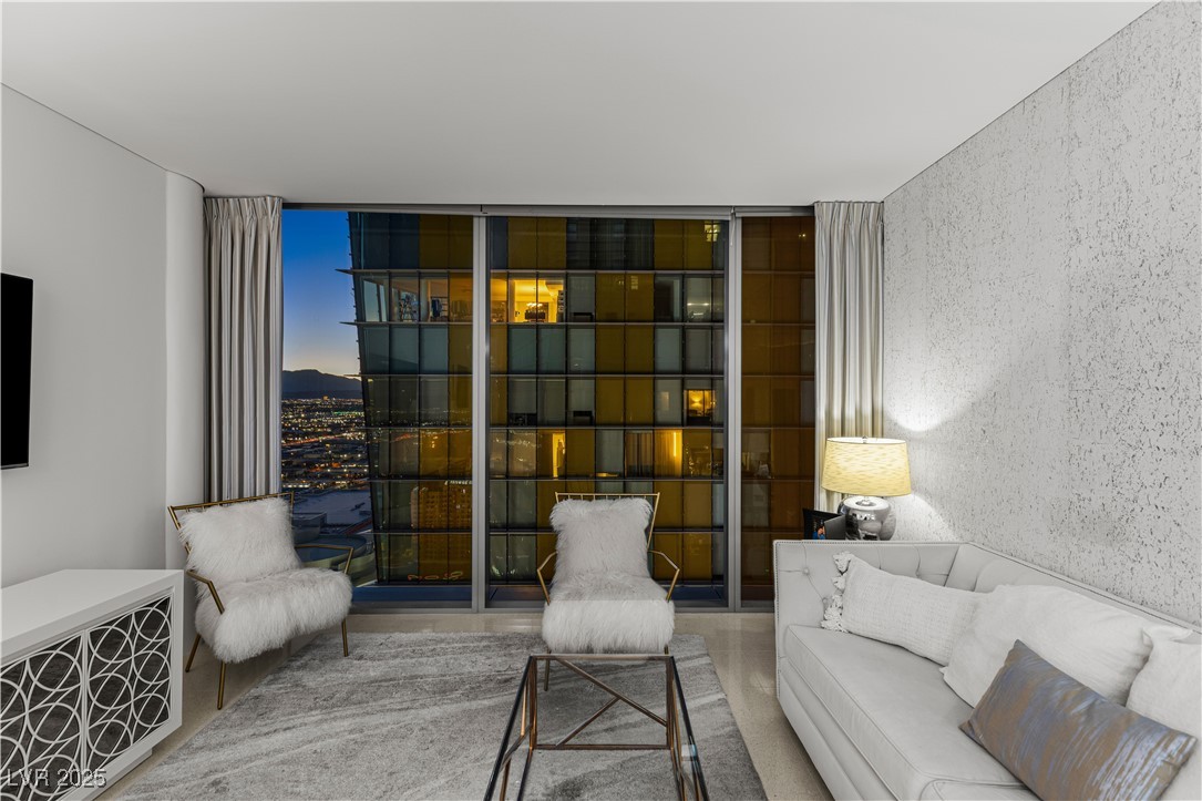 3722 Las Vegas Boulevard 3207