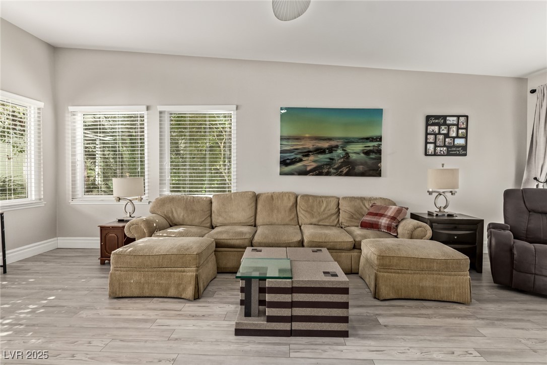 2216 Plaza Del Robles