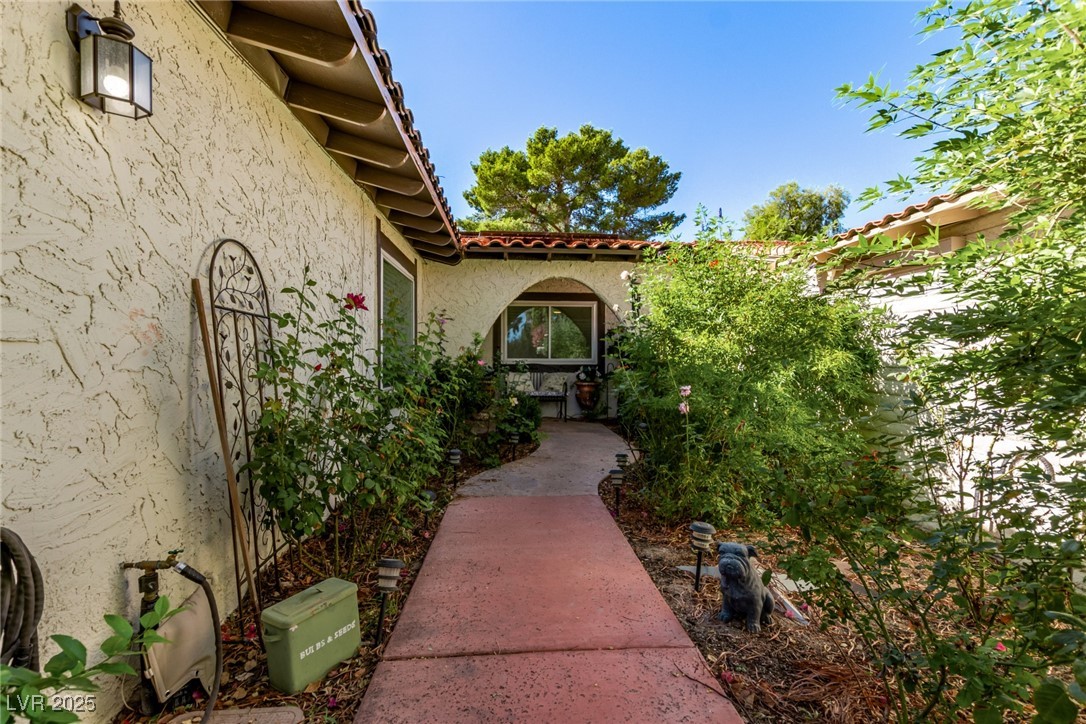 2216 Plaza Del Robles