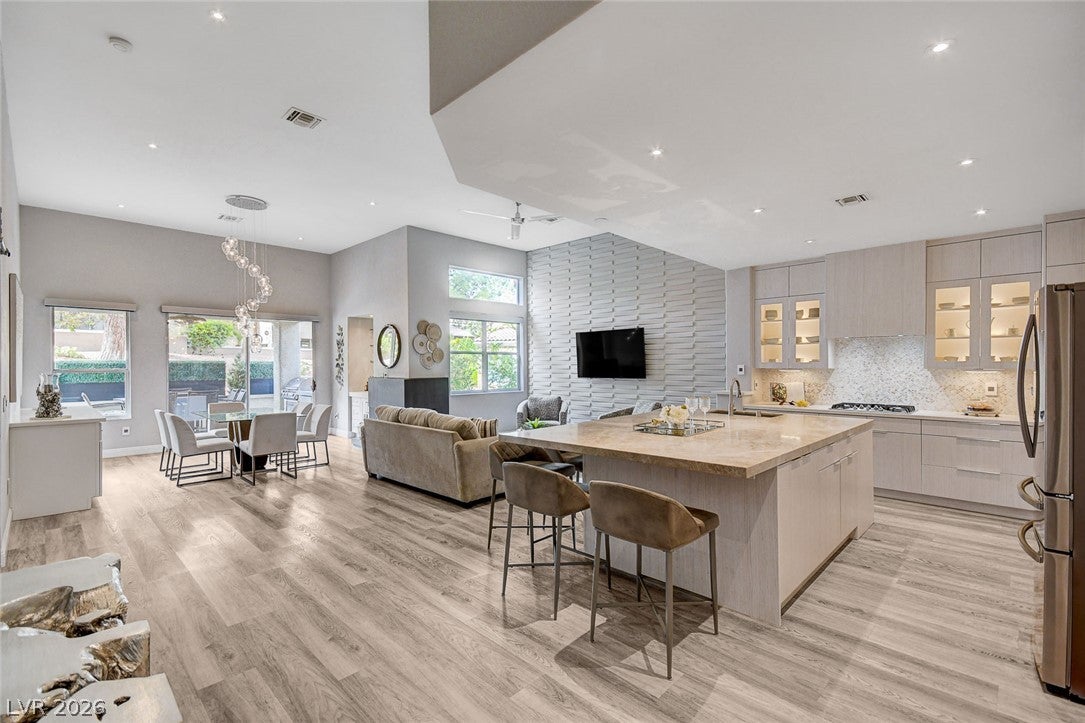 1913 Summer Pine Court 102