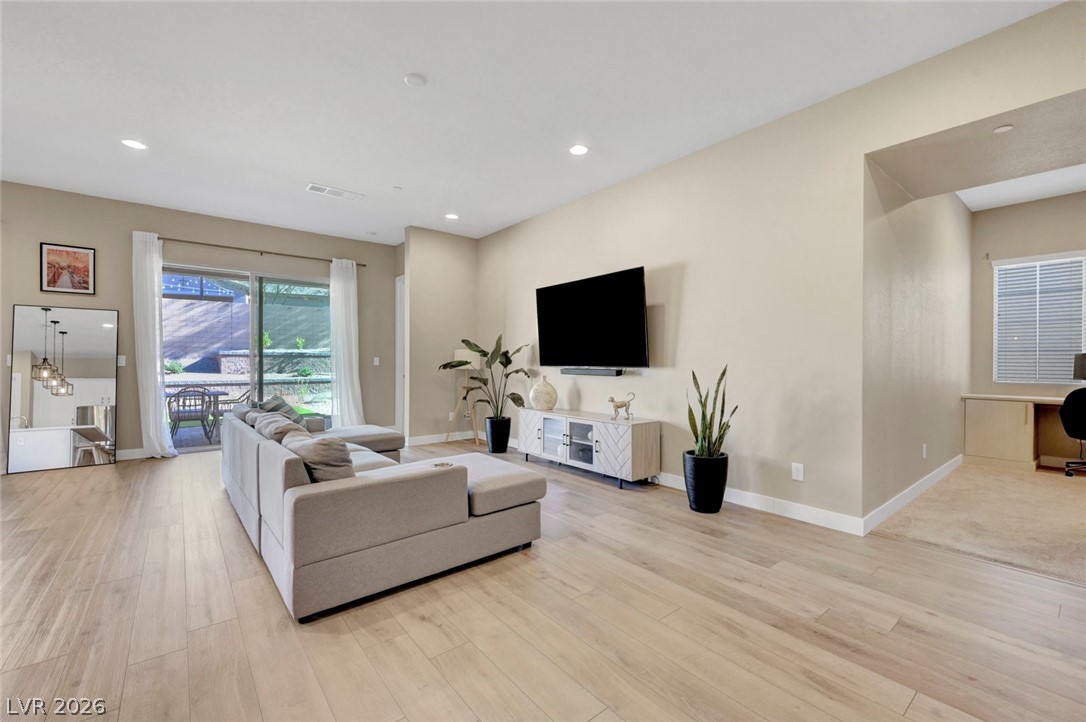 552 Comodo Street