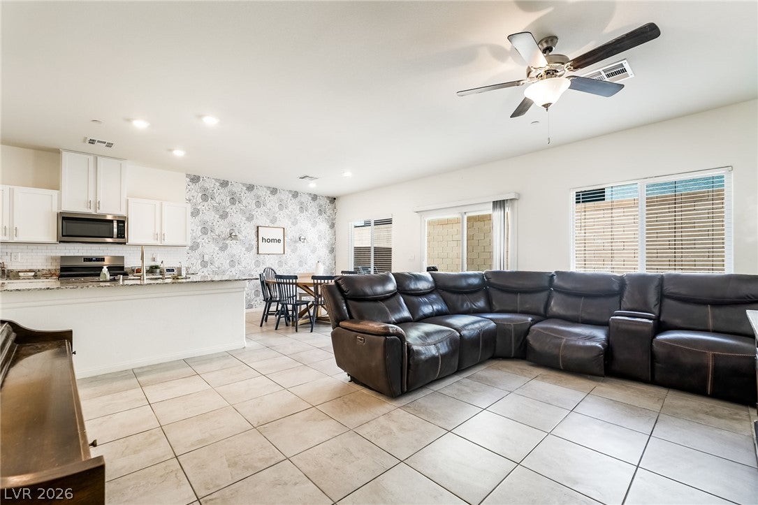 1087 Gentle Swan Street