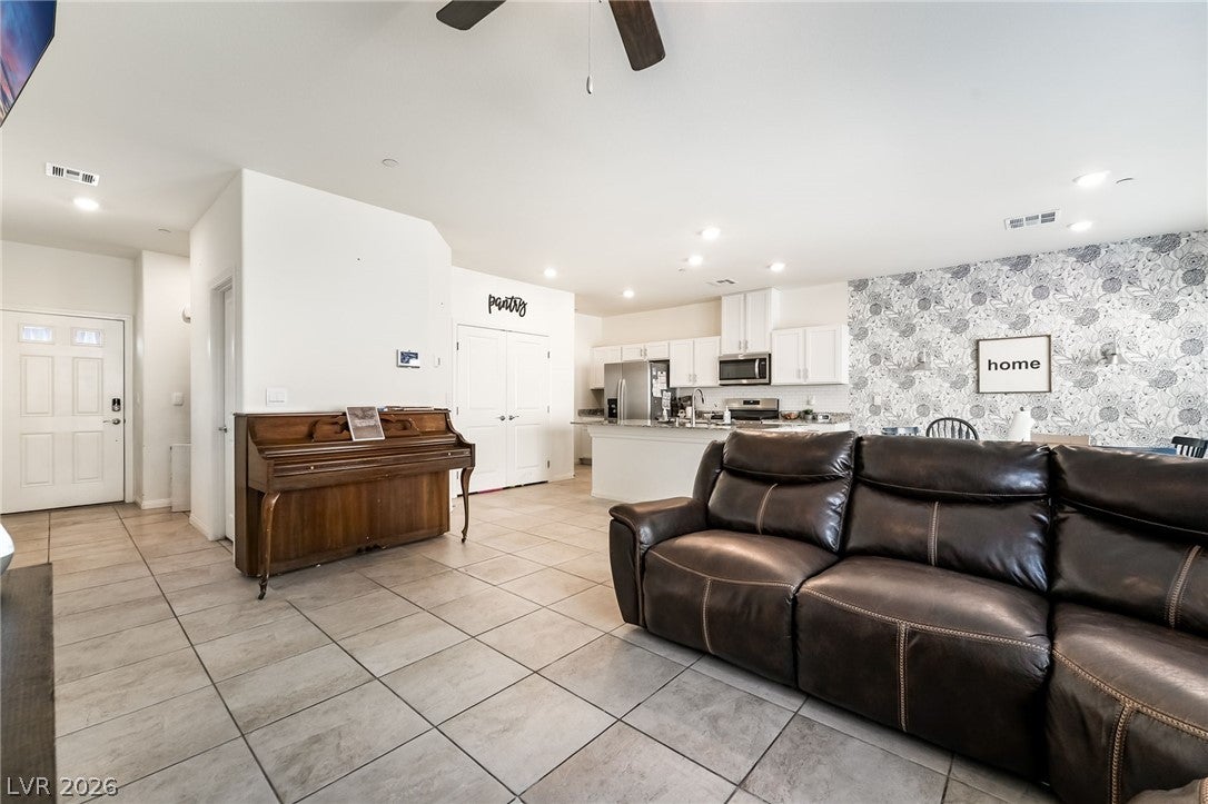 1087 Gentle Swan Street