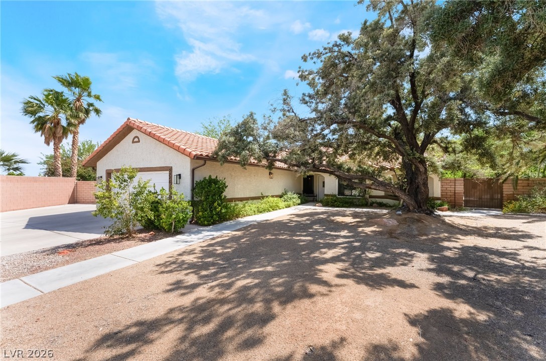 5325 N El Capitan Way