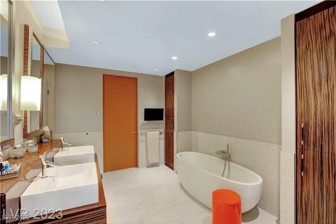 Las Vegas, Nevada 89158, United States, 1 Bedroom Bedrooms, ,2 BathroomsBathrooms,Residential,Active,223001