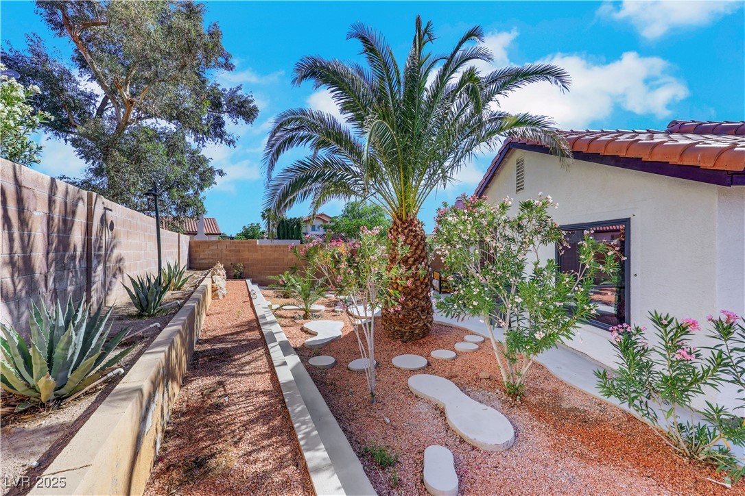 Las Vegas, Nevada 89147, United States, 2 Bedrooms Bedrooms, ,2 BathroomsBathrooms,Residential,Active,143032