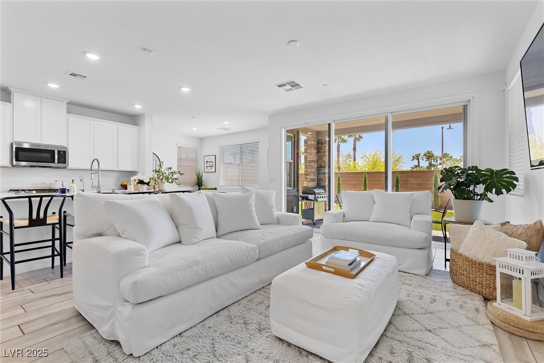 Henderson, Nevada 89011, United States, 3 Bedrooms Bedrooms, ,3 BathroomsBathrooms,Residential,Active,189233