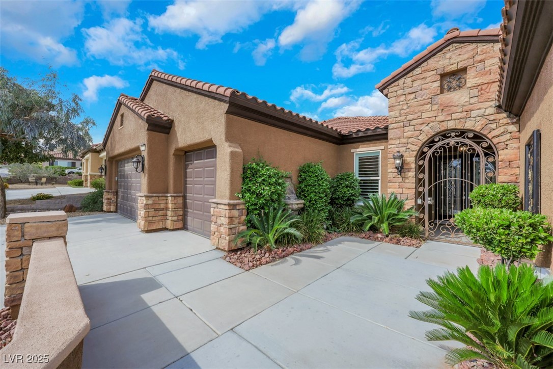 2175 Sandstone Cliffs Drive, Henderson, Nevada image 9