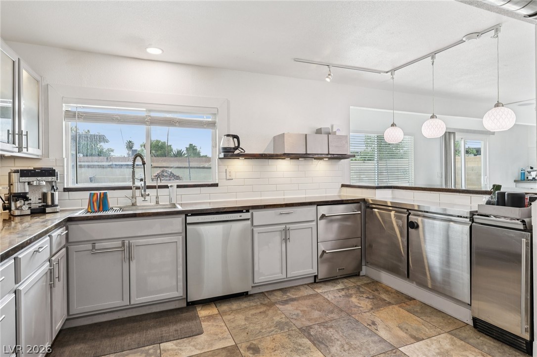 3709 Sunrise Avenue