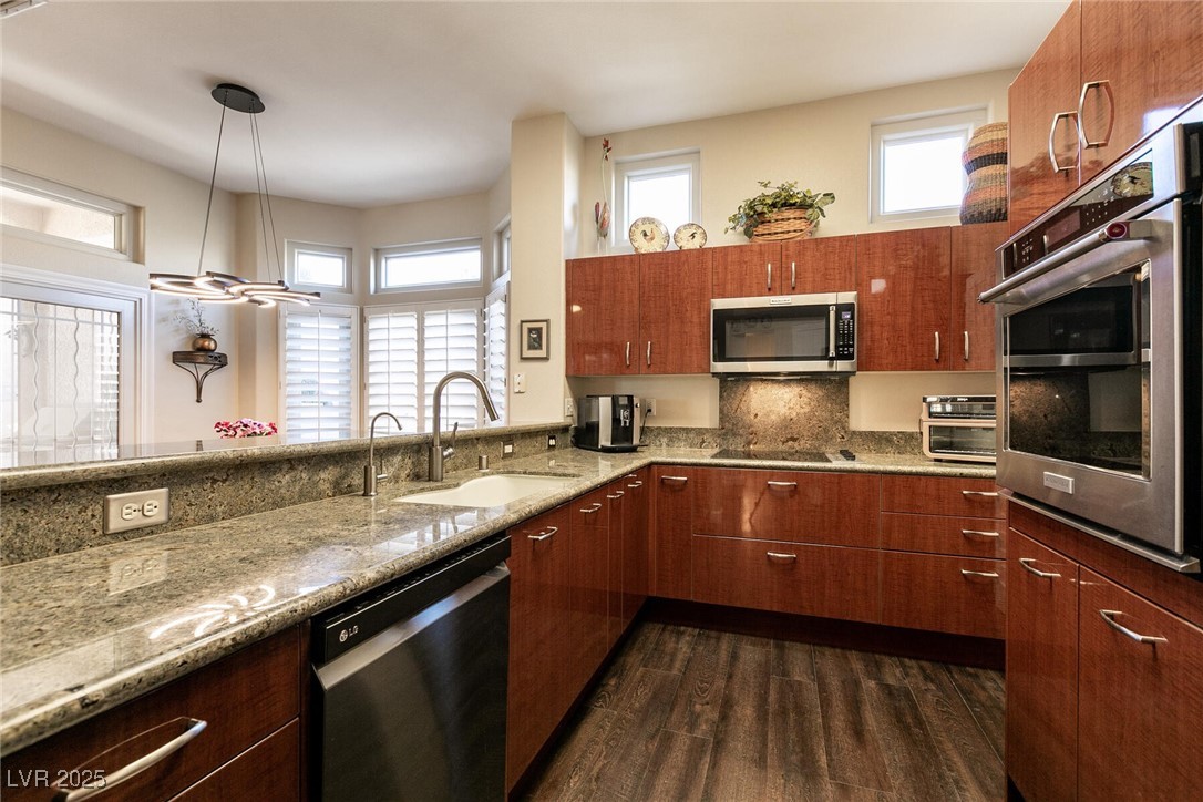 Las Vegas, Nevada 89134, United States, 2 Bedrooms Bedrooms, ,2 BathroomsBathrooms,Residential,Active,250171