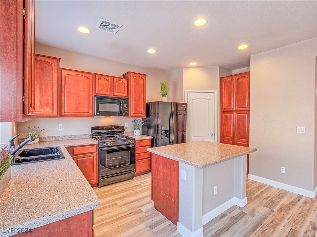 Adorable 3 bedroom home with loft. *New* flooorin