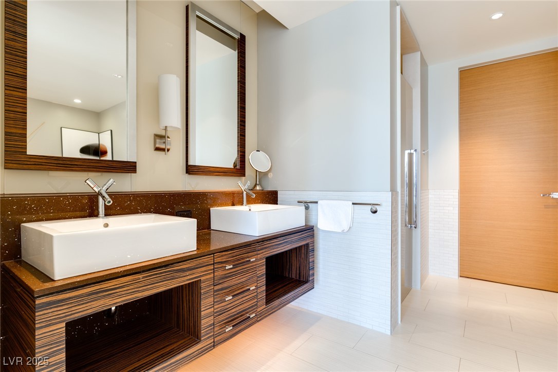 Las Vegas, Nevada 89158, United States, 2 Bedrooms Bedrooms, ,2 BathroomsBathrooms,Residential,Active,112362