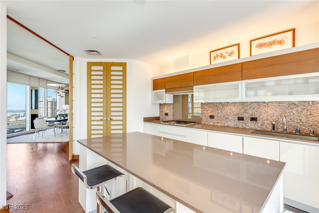 Las Vegas, Nevada 89158, United States, 2 Bedrooms Bedrooms, ,2 BathroomsBathrooms,Residential,Active,112362