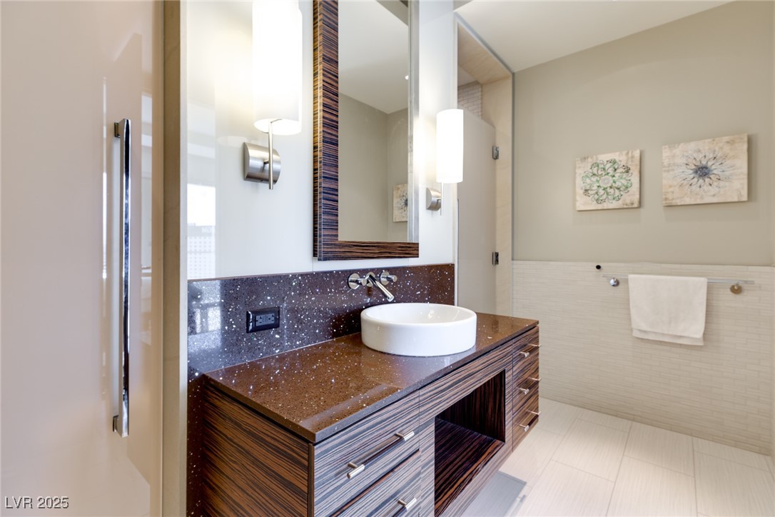 Las Vegas, Nevada 89158, United States, 2 Bedrooms Bedrooms, ,2 BathroomsBathrooms,Residential,Active,112362