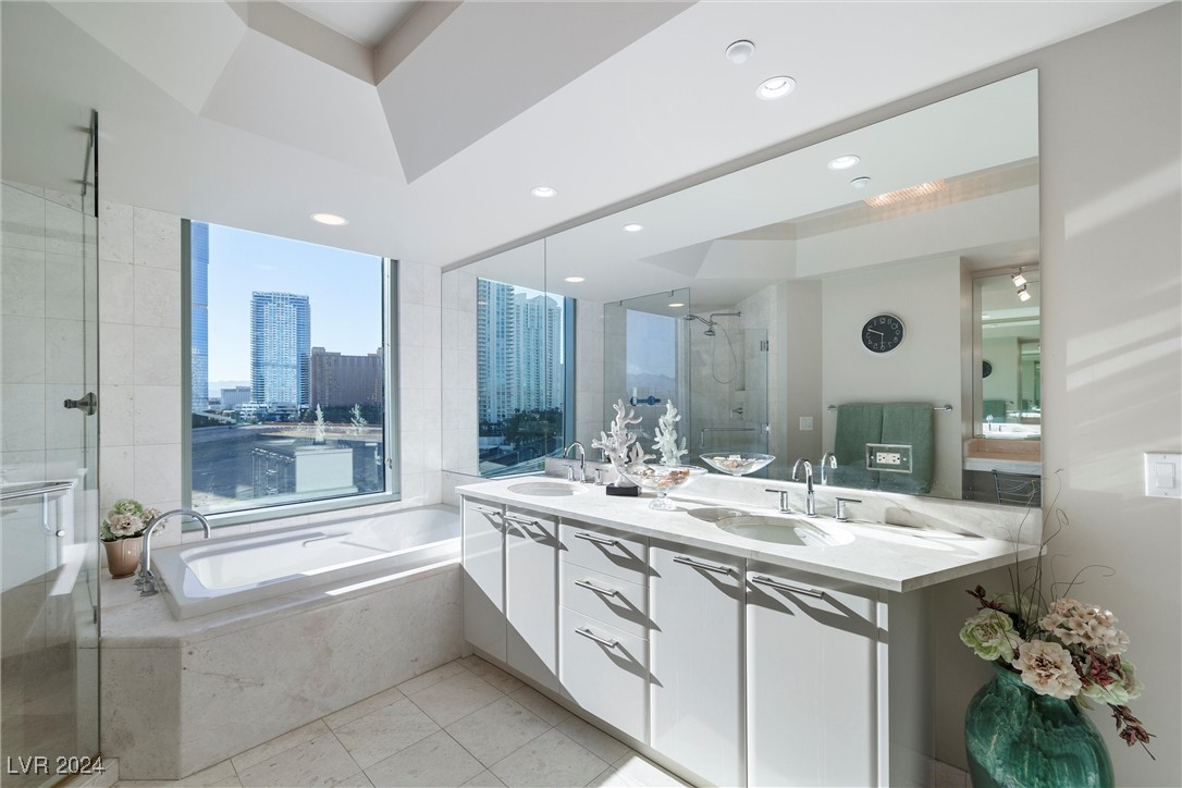 Las Vegas, Nevada 89109, United States, 2 Bedrooms Bedrooms, ,2 BathroomsBathrooms,Residential,Active,32604