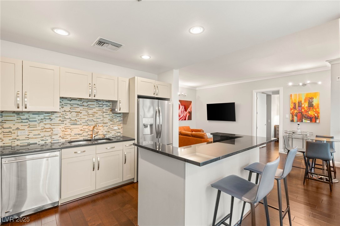 Las Vegas, Nevada 89103, United States, 2 Bedrooms Bedrooms, ,2 BathroomsBathrooms,Residential,Active,228530