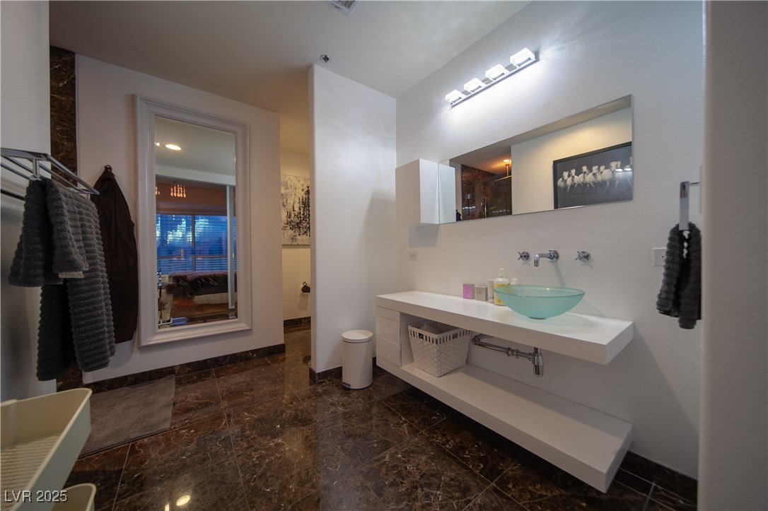 4575 DEAN MARTIN Drive 3211