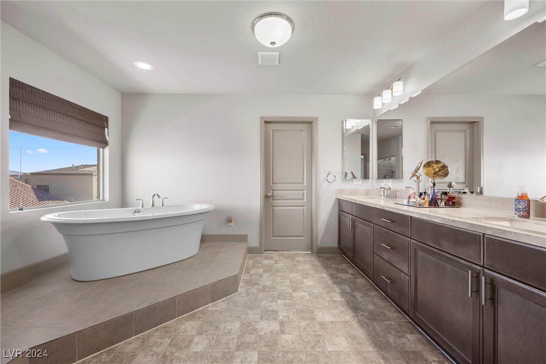 Las Vegas, Nevada 89141, United States, 5 Bedrooms Bedrooms, ,4 BathroomsBathrooms,Residential,Pending,27003