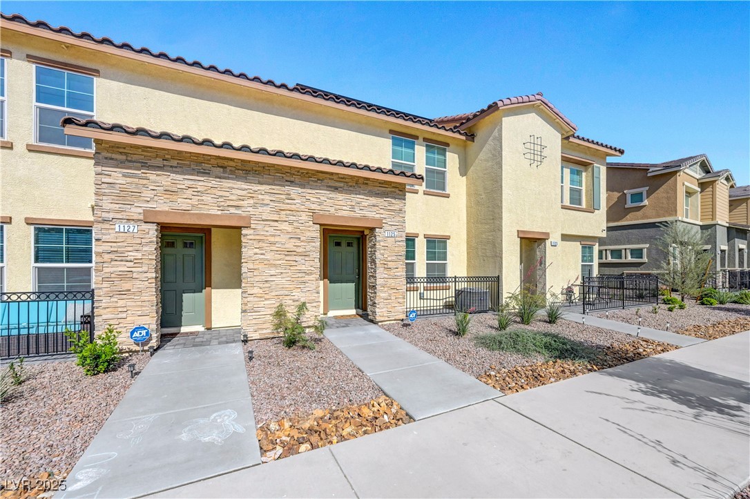 1125 Meadow Sparrow Place, Henderson, Nevada image 2