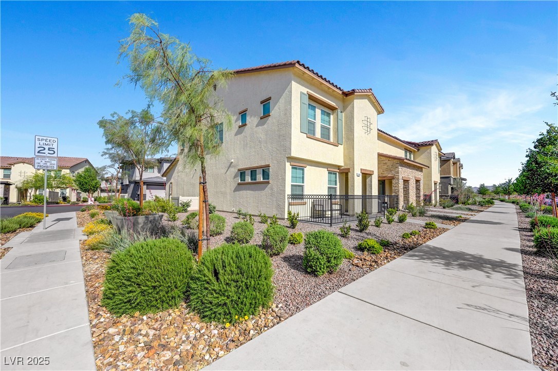1125 Meadow Sparrow Place, Henderson, Nevada image 4