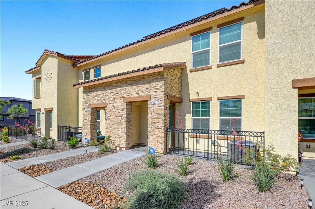 1125 Meadow Sparrow Place, Henderson, Nevada image 3