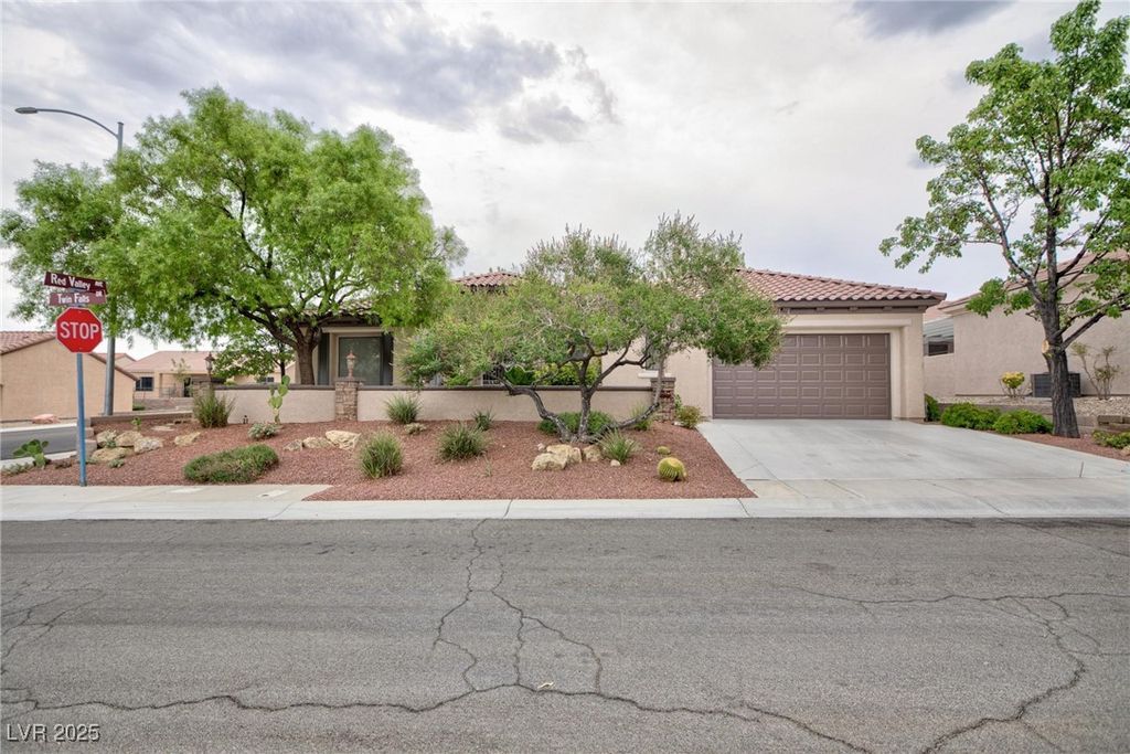 Photo of 2120 Twin Falls Drive, Henderson, NV 89044 (MLS # 2713000)