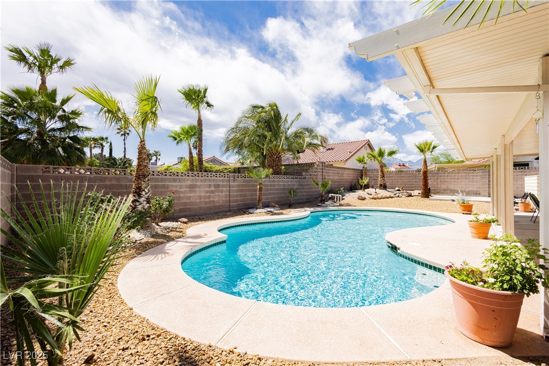 Las Vegas, Nevada 89117, United States, 3 Bedrooms Bedrooms, ,2 BathroomsBathrooms,Residential,Active,124324