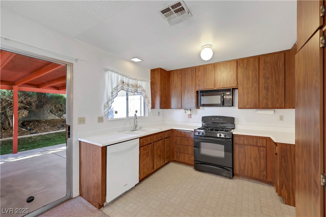 Las Vegas, Nevada 89108, United States, 3 Bedrooms Bedrooms, ,2 BathroomsBathrooms,Residential,Pending,92600