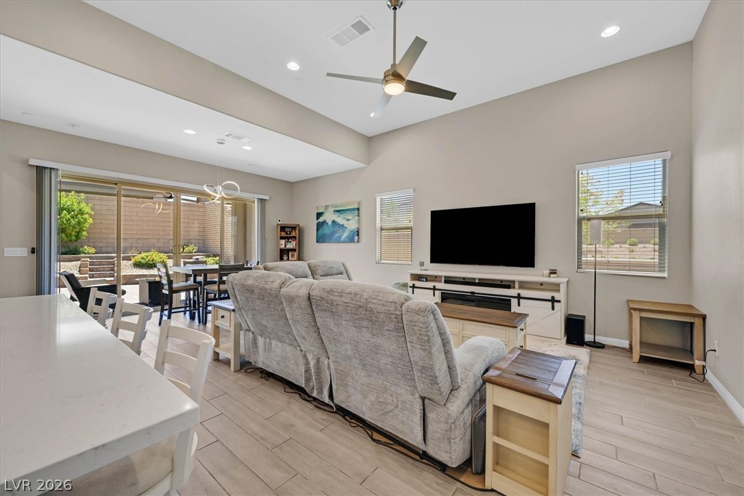 548 Comodo Street