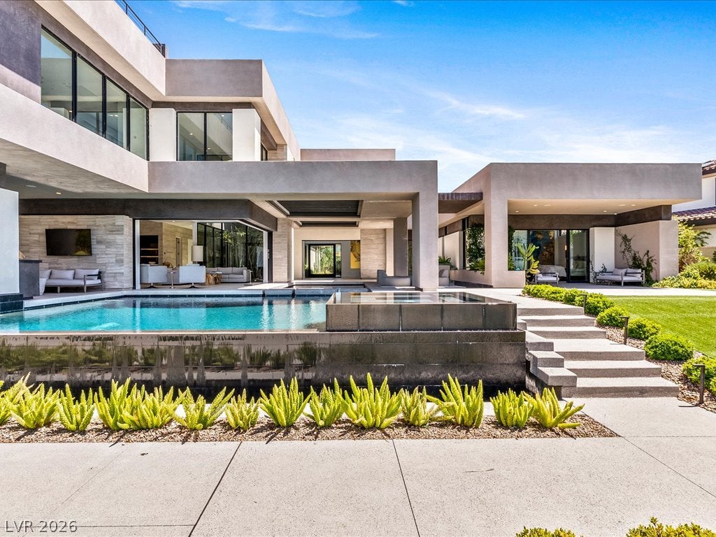8733 Newport Isle Court