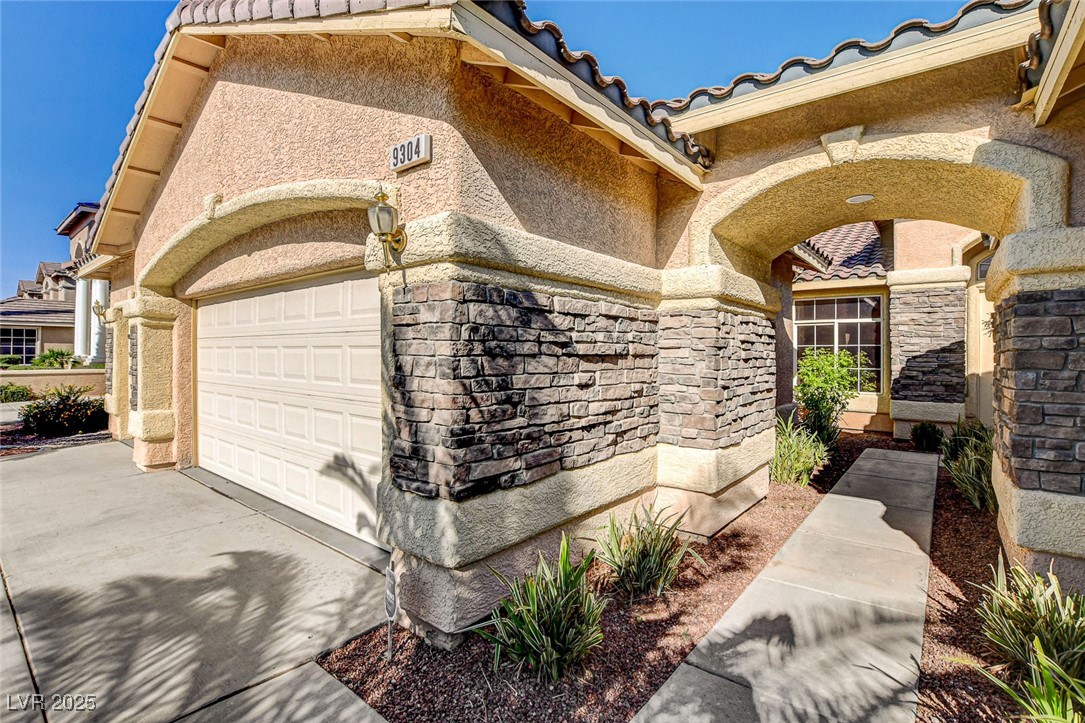 9304 Empire Rock Street