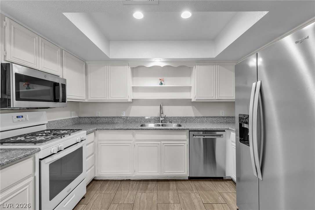 5576 W Rochelle Avenue 32A