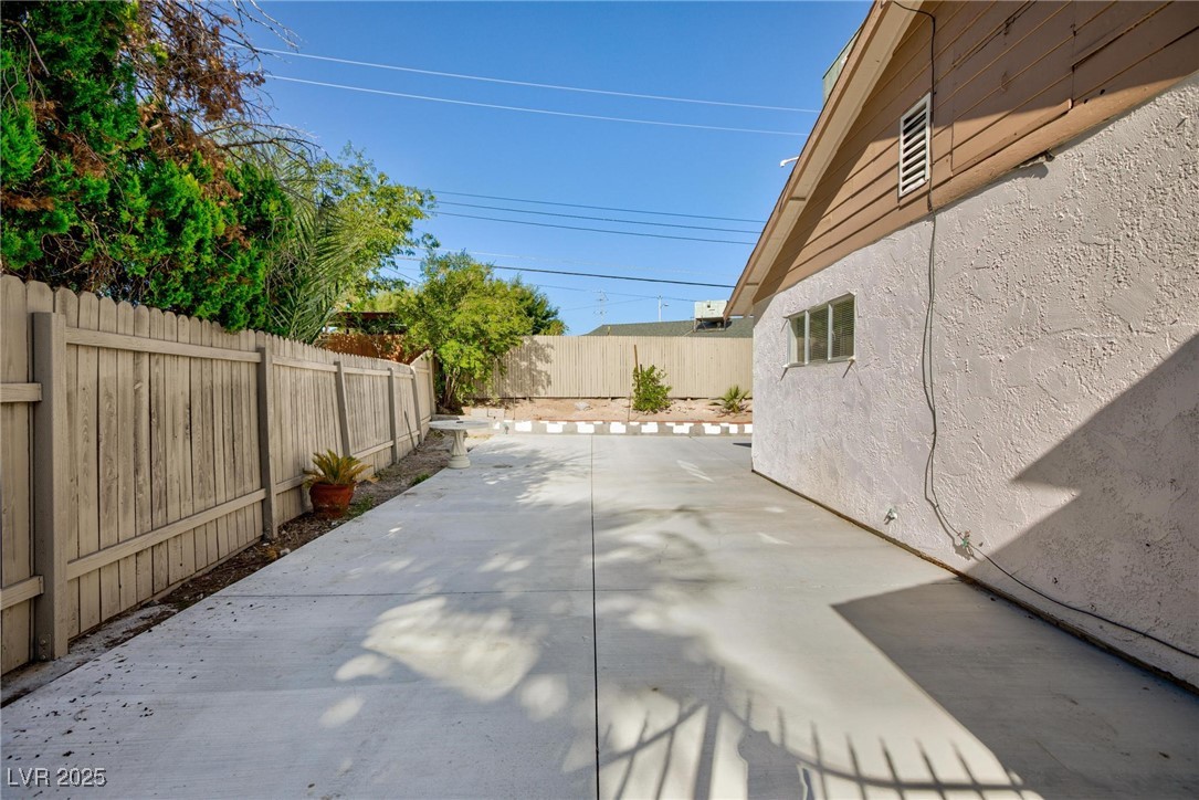 2112 Los Altos Street