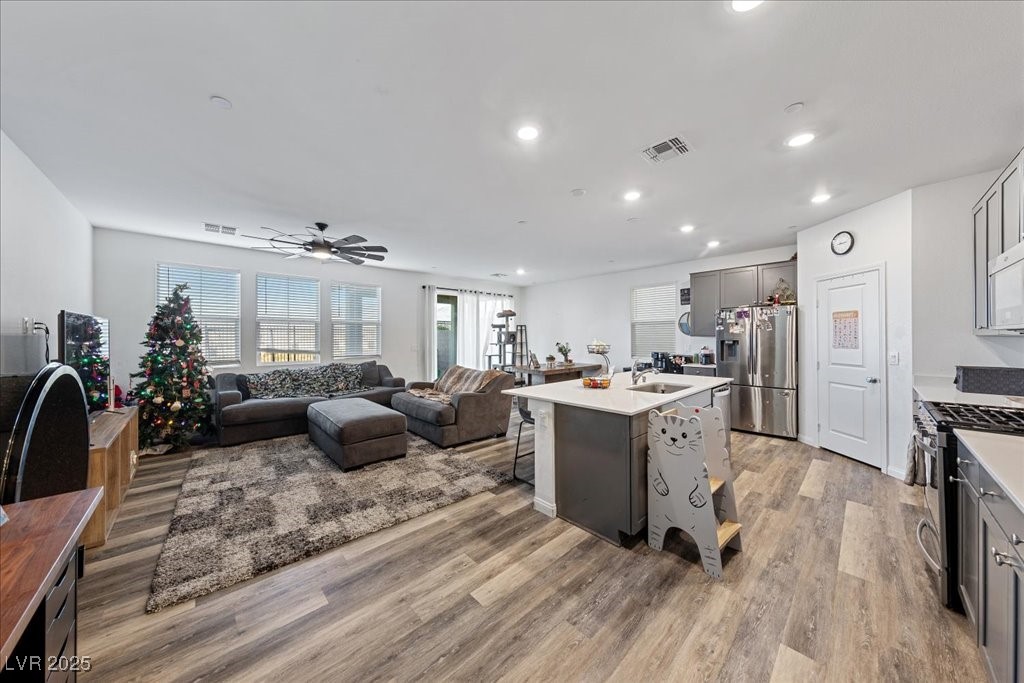 Henderson, Nevada 89044, United States, 5 Bedrooms Bedrooms, ,3 BathroomsBathrooms,Residential,Active,257600