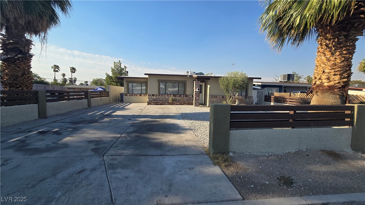 1915 E Mesquite Avenue
