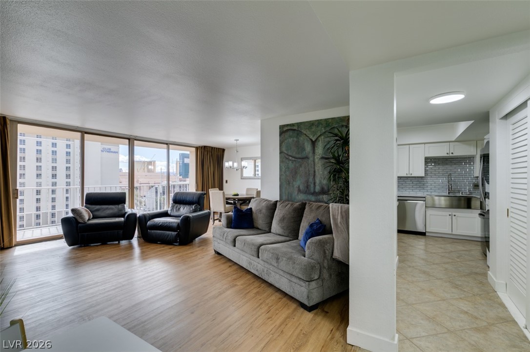 205 E Harmon Avenue 1005